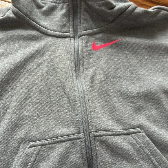 Girls Nike short sleeve sweatshirt with hood and front pockets. - Picture 2 of 3